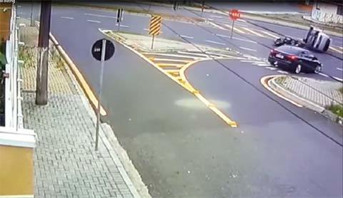 Tai nạn hi hữu: Xe máy đâm ô tô lật nhào giữa đường