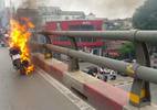 Hà Nội: Xe máy bốc cháy ngùn ngụt trên cầu vượt