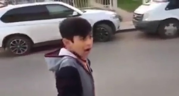 Cậu bé hú giống hệt còi xe cảnh sát khiến nhiều người kinh ngạc