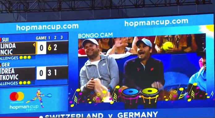 Phì cười với cảnh Roger Federer đánh trống trên khán đài