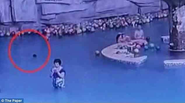 Mẹ mải chơi điện thoại, không biết con chết đuối