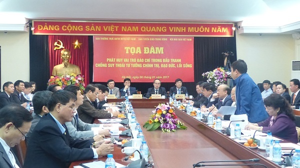 Báo chí 'phò chính diệt tà' chứ không phải 'đánh đấm'