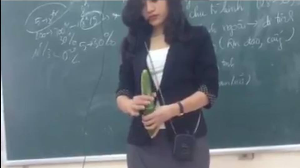Cô giáo trẻ dạy cách sử dụng bao cao su trên lớp hút dân mạng