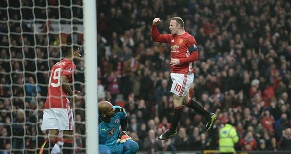 Sir Bobby Charlton phát chán khi bị Rooney cân bằng kỷ lục