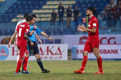 Trọng tài V-League gây bão, BTC nói sẽ “mổ băng”