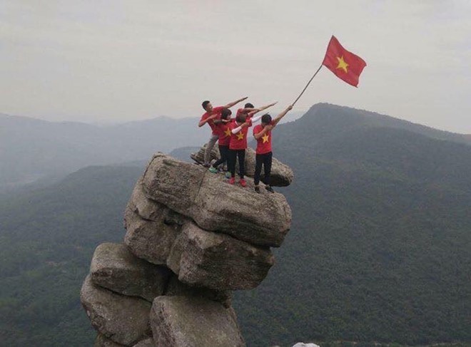 Giới trẻ tìm ra 'mỏm đá sống ảo' mới tại Quảng Ninh