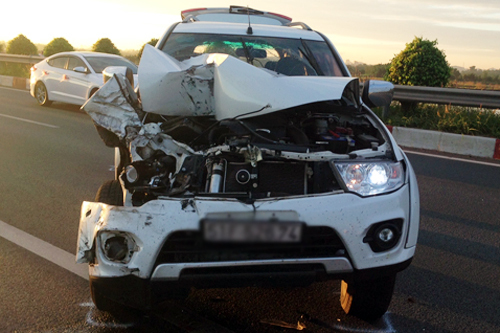 Ô tô nát đầu, xe tải nhào lật nhào trên cao tốc Long Thành - Dầu Giây