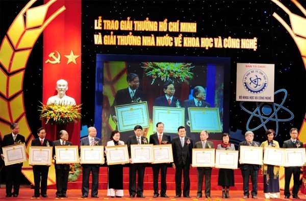 Trao tặng giải thưởng Hồ Chí Minh cho 9 công trình khoa học