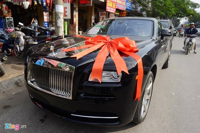 Đại gia tặng Rolls-Royce Ghost cho Thu Ngân trong đám hỏi