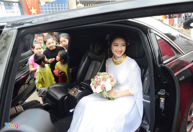 Đại gia tặng Rolls-Royce Ghost cho Hoa hậu Thu Ngân trong đám hỏi