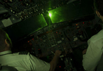 Máy bay bị rọi đèn công suất lớn khi chuẩn bị hạ cánh