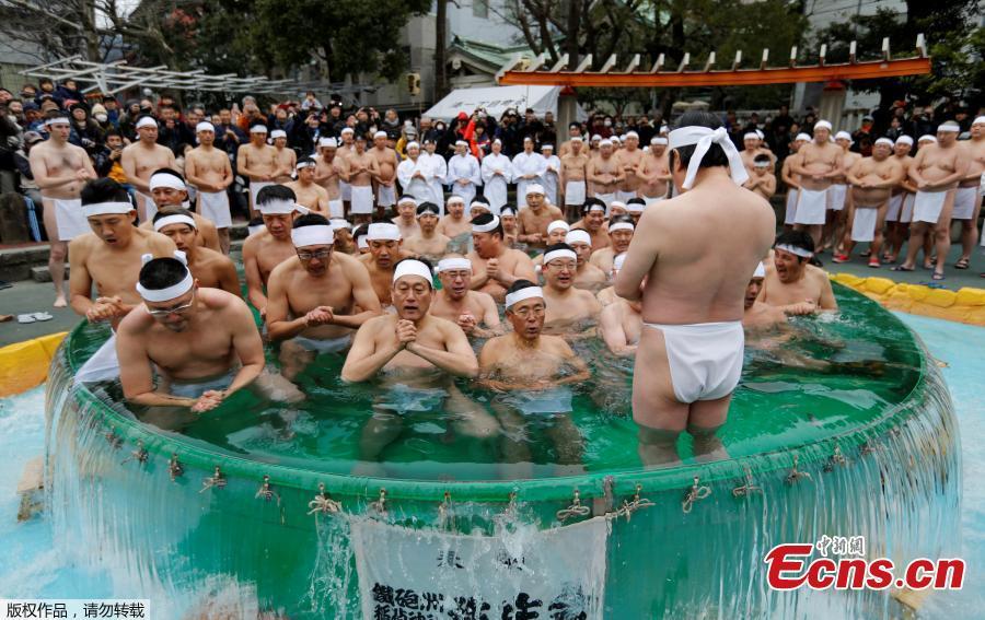 Đàn ông Nhật đóng khố, tắm nước lạnh giữa trời rét buốt