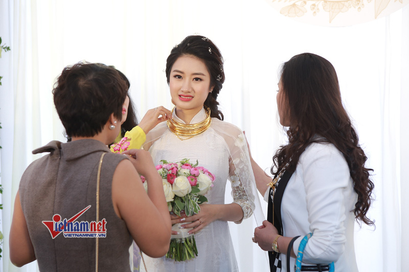 Hoa hậu Thu Ngân tháo bớt vàng trong lễ rước dâu với chồng đại gia
