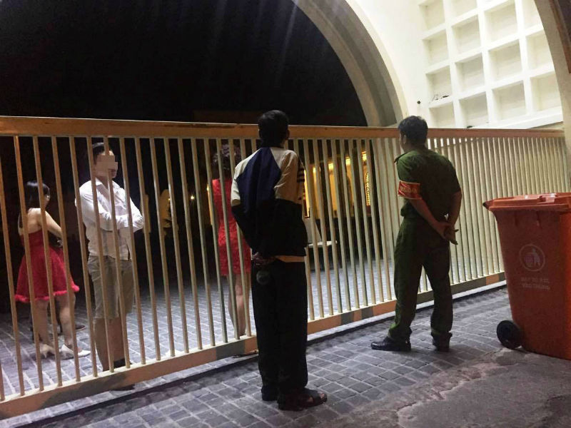 Cô dâu, chú rể bị “nhốt” trong khuôn viên nhà hàng sau tiệc cưới