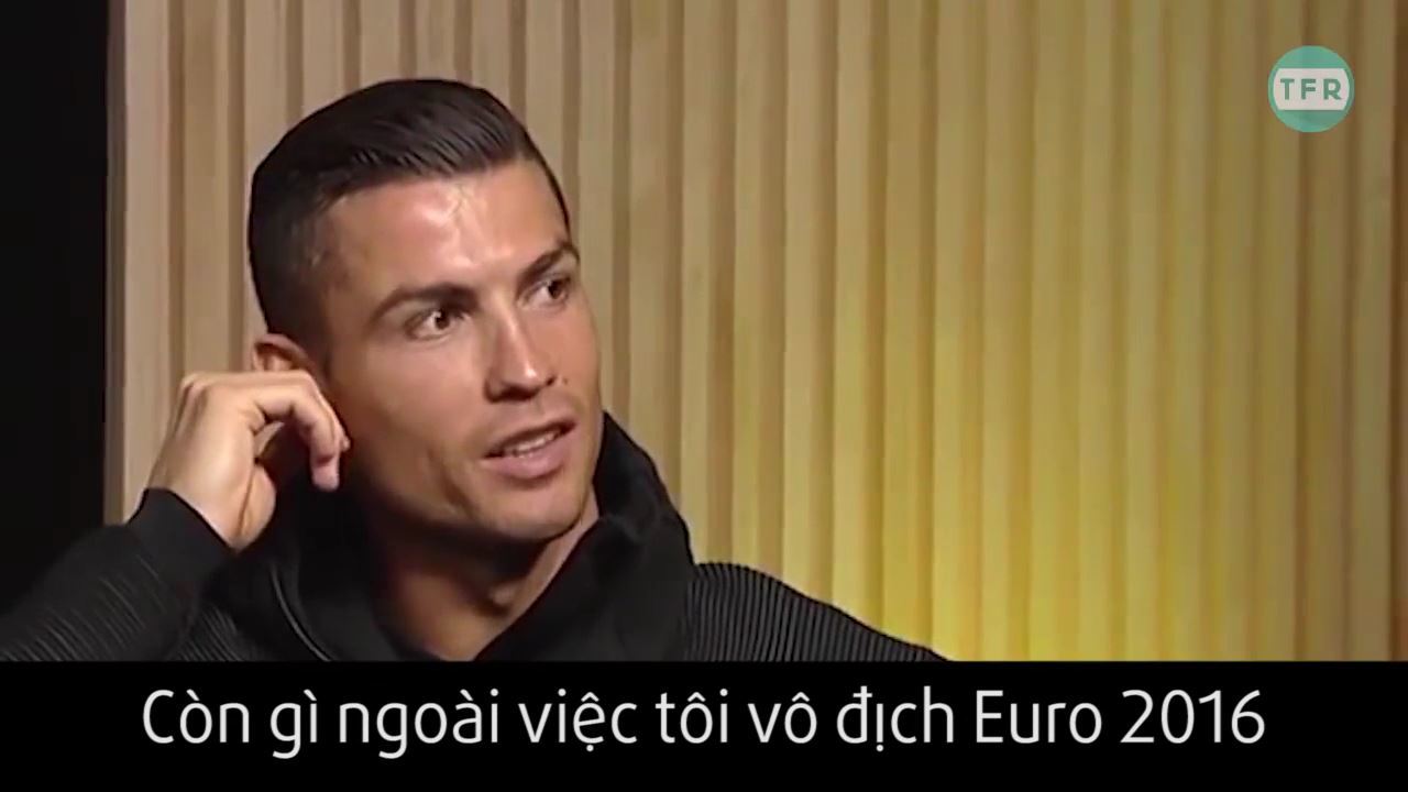 CR7 cười mỉa khi xem phim vinh danh Messi
