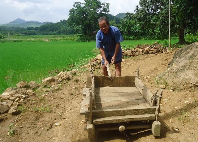 Ông già mù đào đất đắp đường cho dân