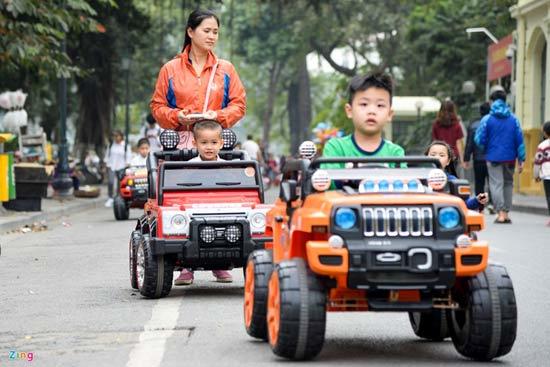 Ôtô đồ chơi, xe điện cân bằng 'đua tốc độ' trên phố đi bộ