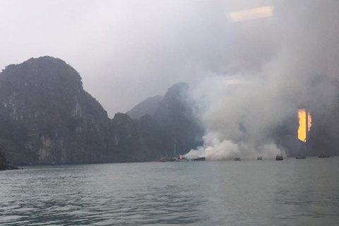 Cháy tàu du lịch ở Hạ Long