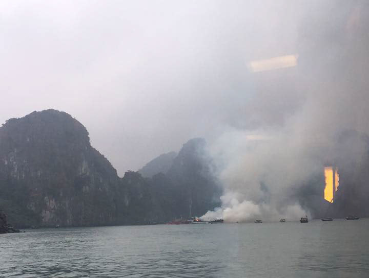 Tàu du lịch cháy dữ dội trên vịnh Hạ Long