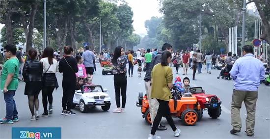 Ôtô đồ chơi, xe điện cân bằng 'đua tốc độ' trên phố đi bộ