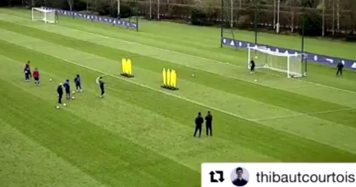 Ngả mũ với tuyệt phẩm sút phạt của thủ thành Courtois