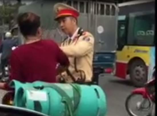 Học đòi bắt bẻ CSGT, thanh niên chở ga được 
