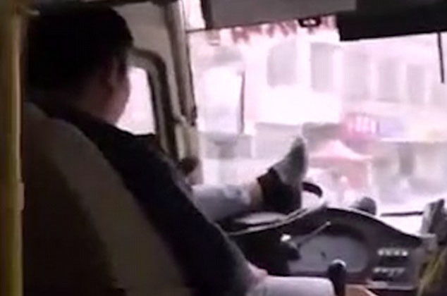 Tài xế tay nghịch điện thoại, chân giữ vô lăng