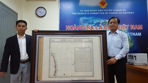 Vượt nửa vòng trái đất tặng huyện Hoàng Sa bản đồ quý