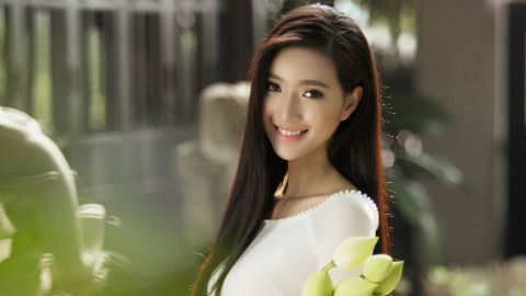 MC Mỹ Linh gợi cảm trong tà áo dài trắng tinh khôi