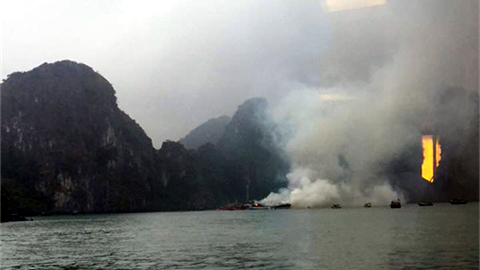 Vụ cháy trên vịnh Hạ Long, đình chỉ 6 tàu du lịch