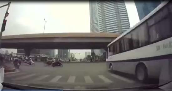 Đi tìm căn nguyên cho những pha vượt đèn đỏ tại Việt Nam