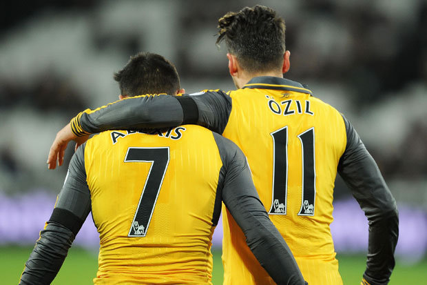 Ozil và Sanchez rủ nhau đào tẩu, Arsenal