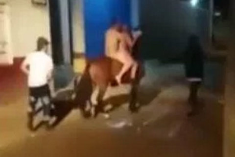 Cặp đôi khỏa thân cưỡi ngựa trong đêm
