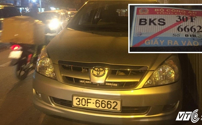 CSGT Hà Nội xử phạt xe gắn thẻ Bộ Công an ngang ngược cản đường dân