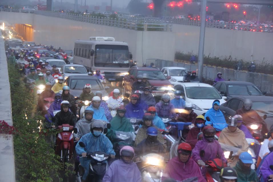 Hà Nội mưa rét, nhiều đường tắc trầm trọng