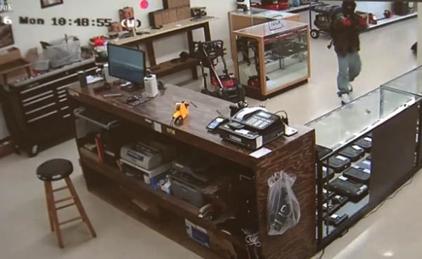 Kết cục bất ngờ cho 2 kẻ cướp cửa hàng bán súng