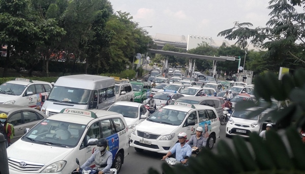 Tân Sơn Nhất trong ùn, ngoài tắc từ giữa trưa đến chiều