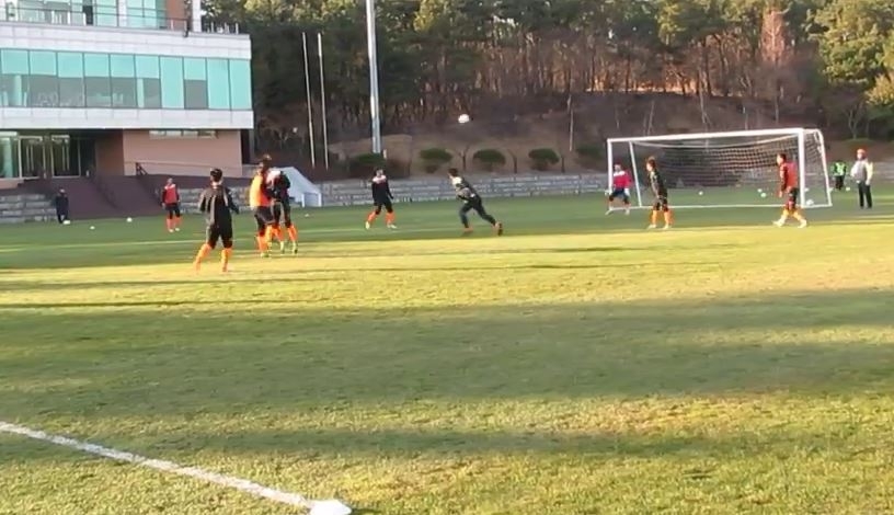 Chưa thấm mồ hôi áo mới Gangwon FC, Xuân Trường đã ghi bàn