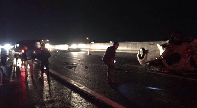 Taxi bị húc bật ngửa trên cao tốc Hà Nội - Hải Phòng