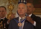 Phó tổng thống Mỹ rơi lệ nhận huân chương từ Obama