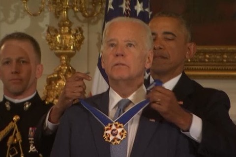 Phó tổng thống Mỹ rơi lệ khi được Obama trao huân chương
