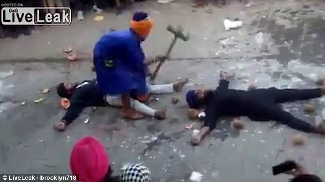 Võ sư trình diễn nện búa... vào đầu tình nguyện viên