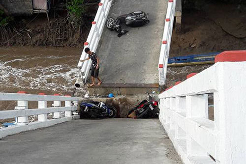 Sà lan tông sập cầu ở Cà Mau, nhiều người gặp nạn