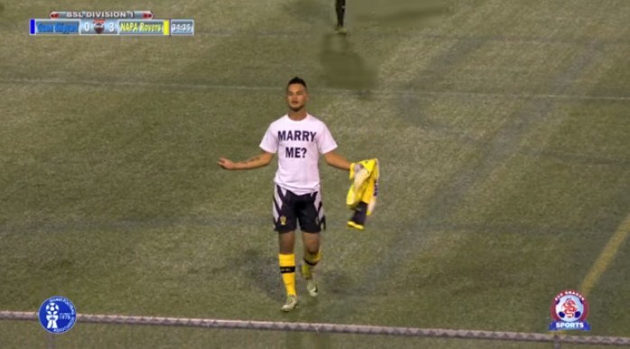 Cầu thủ lập siêu phẩm rồi cởi áo cầu hôn bạn gái