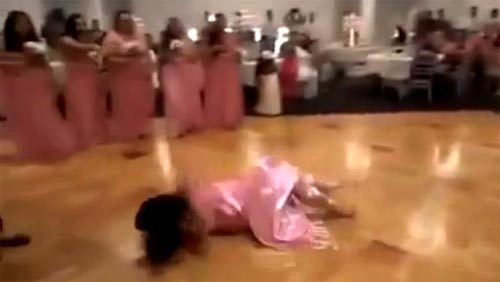 Cô dâu ngã lăn lộn trên sàn vẫn tiếp tục nhảy cực sung