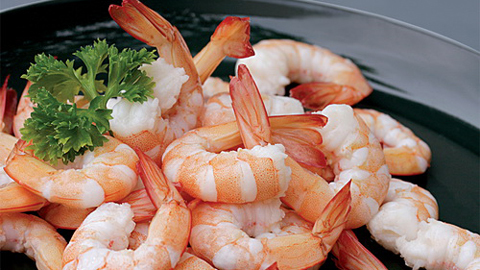 Khi trẻ ho, có cần kiêng ăn thịt gà, tôm?