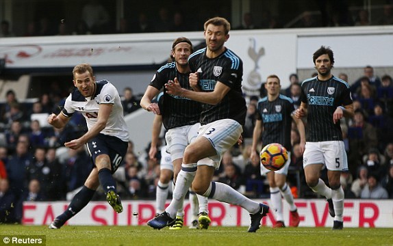 Harry Kane lập hat-trick, Tottenham chiếm ngôi nhì của Liverpool