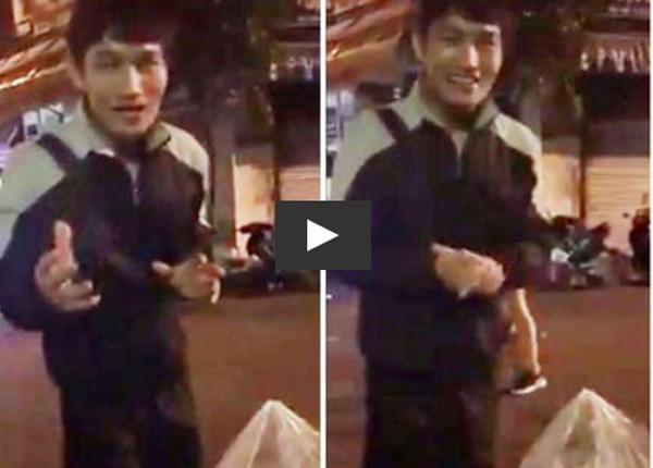 Bái phục tài chào hàng của chàng trai bán phồng tôm