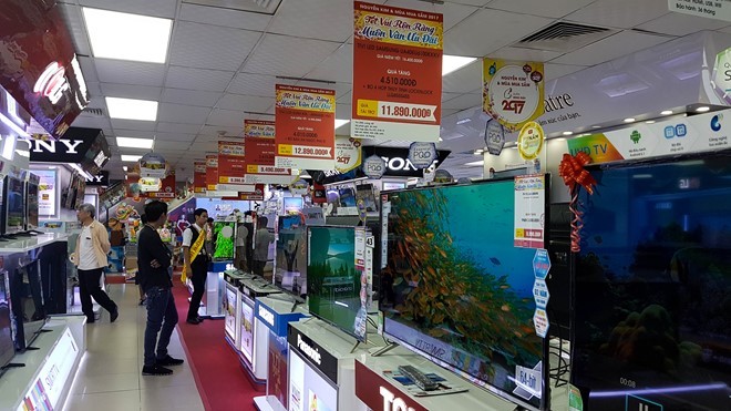 Tivi giảm giá hơn chục triệu, khách hàng ồ ạt mua chơi Tết