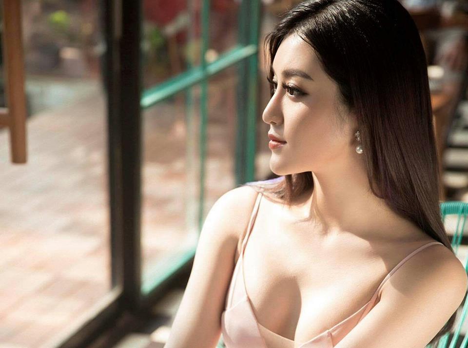 Bức ảnh sexy gây 'bão mạng' của Á hậu Huyền My